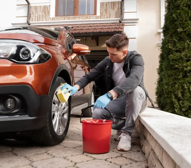 Lavage auto à domicile Viscomtat : professionnel intervenant sur un véhicule